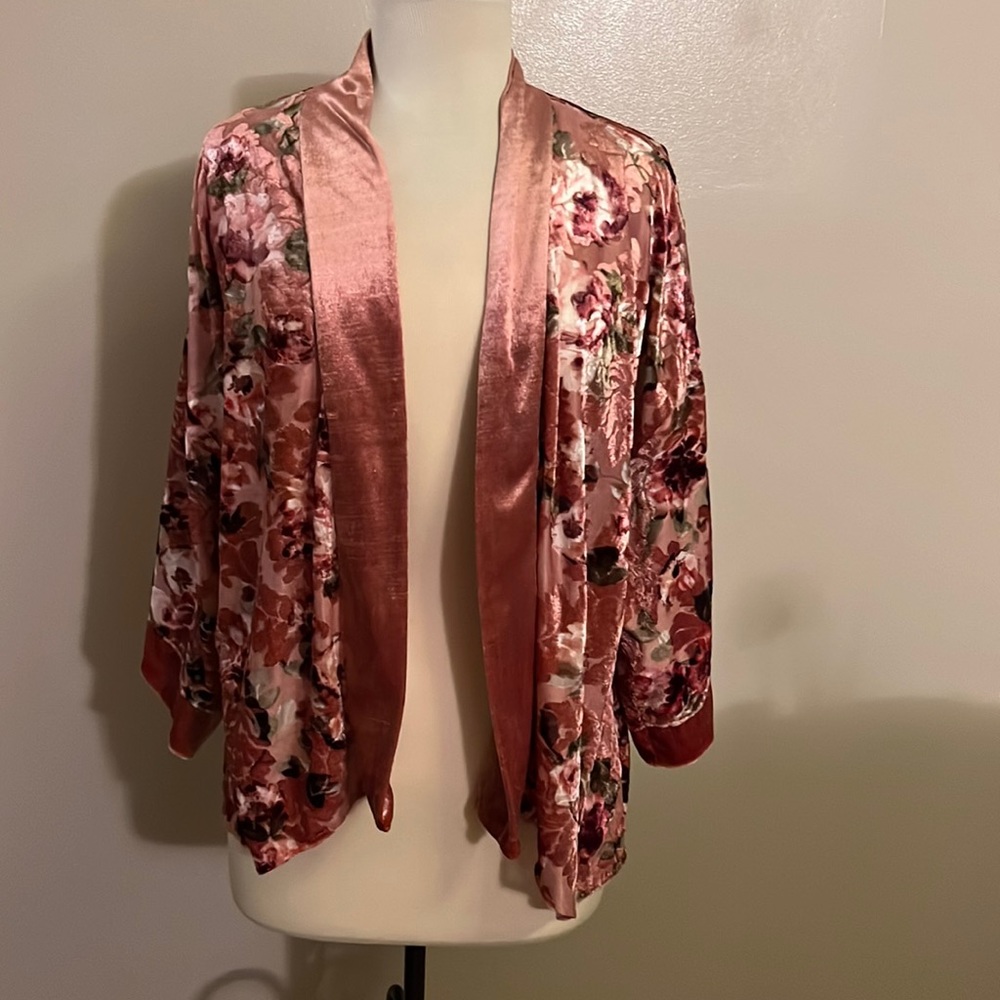 Crushed velvet floral kimono